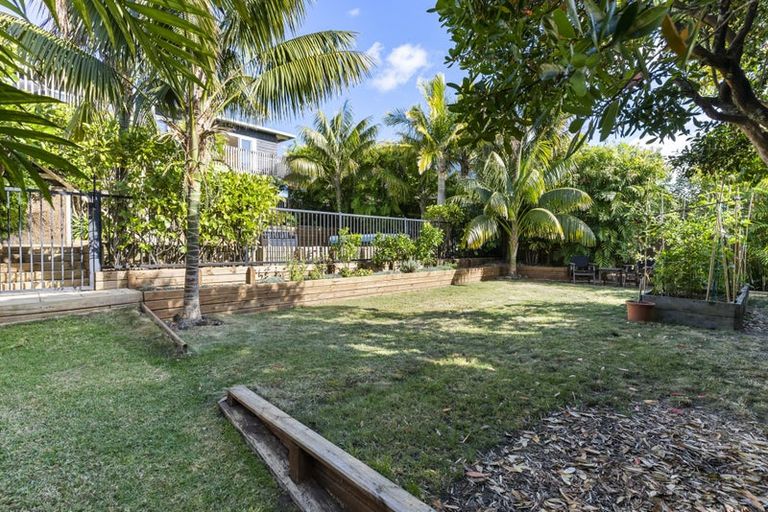 Photo of property in 5 Ravenwood Drive, Forrest Hill, Auckland, 0620