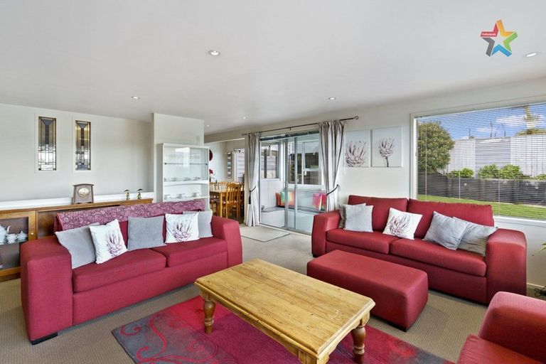 Photo of property in 10a Chapman Street, Newlands, Wellington, 6037