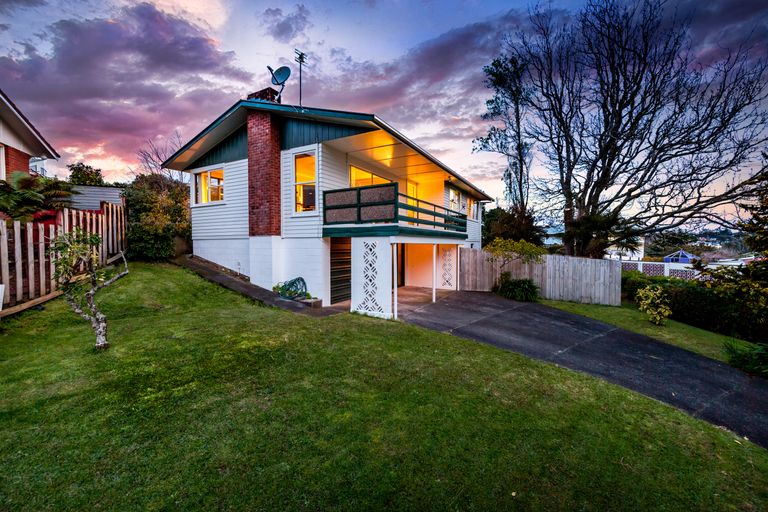 Photo of property in 72 La Rosa Street, Green Bay, Auckland, 0604
