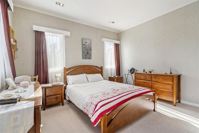 Photo of property in 1 Lavelle Road, Henderson, Auckland, 0612