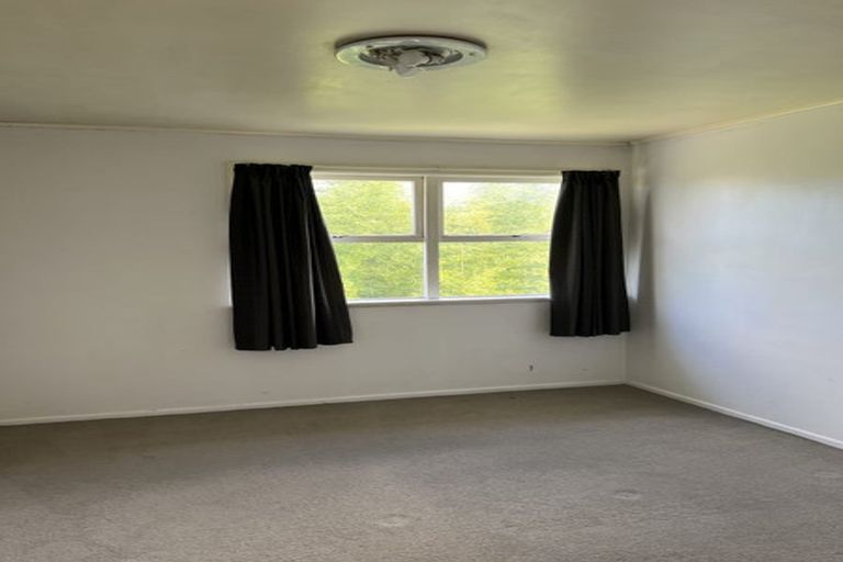 Photo of property in 33 Howard Road, Northcote, Auckland, 0627