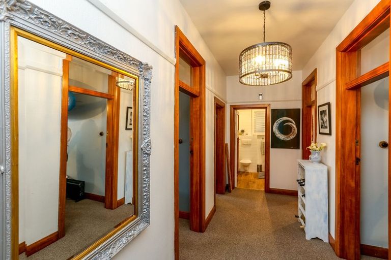 Photo of property in Devonport Apartments, 5/127 Saint Aubyn Street, New Plymouth, 4310