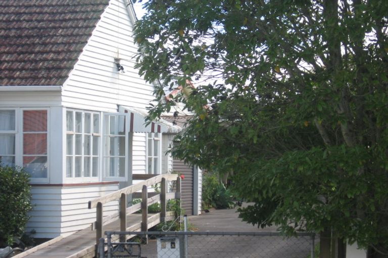 Photo of property in 1/3 Fruitvale Road, New Lynn, Auckland, 0600