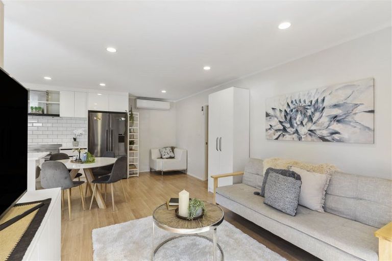 Photo of property in 2/7 Yarra Place, Botany Downs, Auckland, 2010