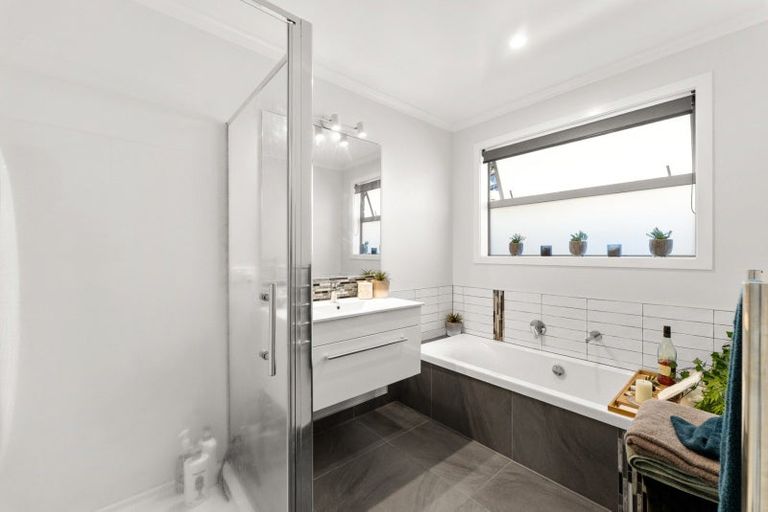 Photo of property in 210 Waikite Road, Welcome Bay, Tauranga, 3175