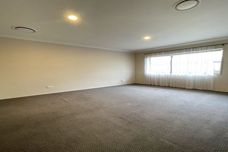 Photo of property in 4 Walter Haddrell Crescent, Flat Bush, Auckland, 2016