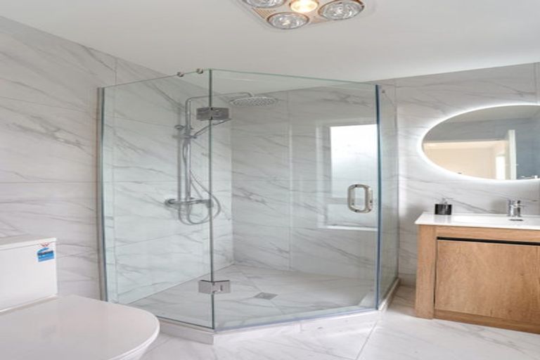 Photo of property in 4b Unsworth Drive, Unsworth Heights, Auckland, 0632