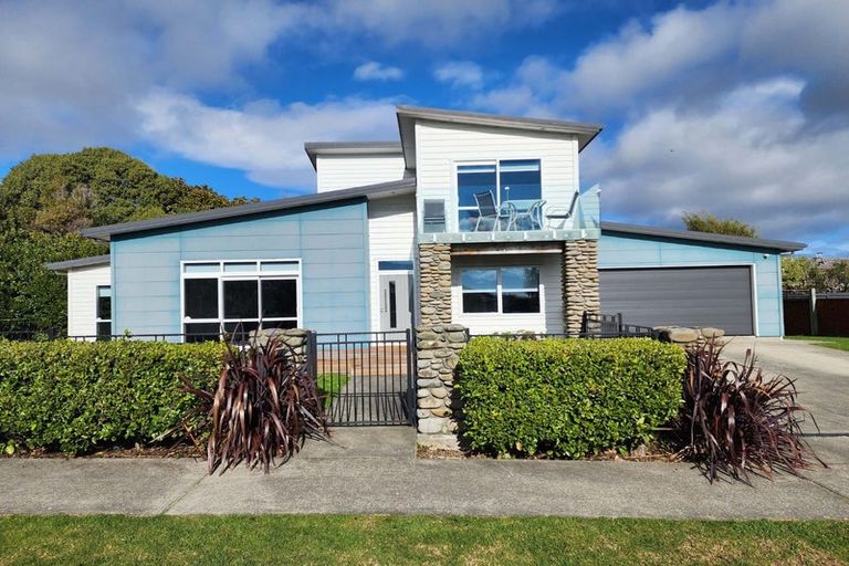 Photo of property in 2 Hemi Street, Waikanae, 5036