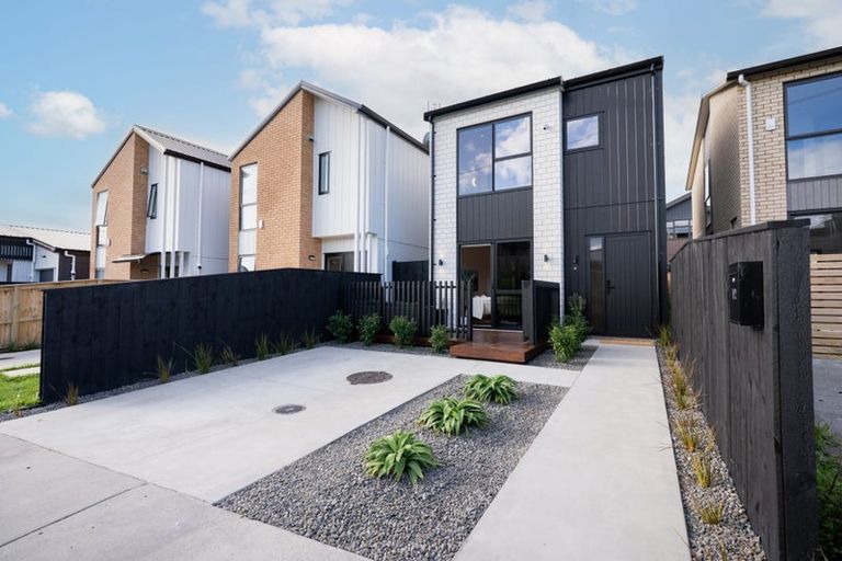 Photo of property in 12 Papai Lane, Massey, Auckland, 0614