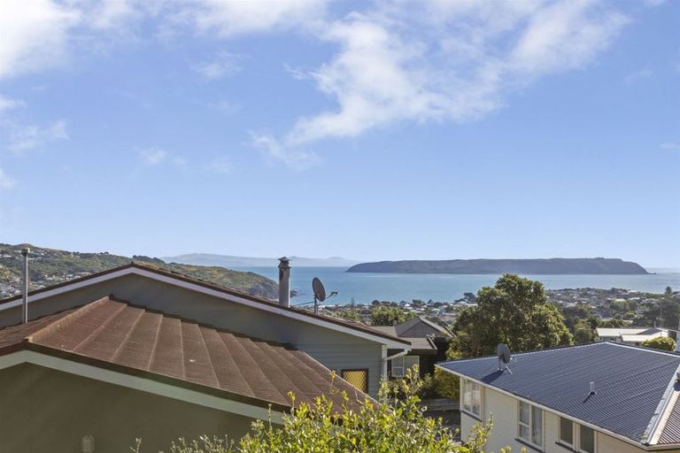 Photo of property in 106 Gloaming Hill, Titahi Bay, Porirua, 5022