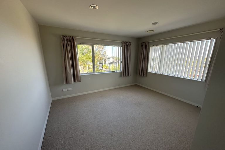 Photo of property in 72 Harrowglen Drive, Northcross, Auckland, 0630