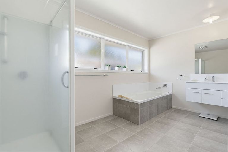 Photo of property in 2 Awatea Terrace, Lynmore, Rotorua, 3010