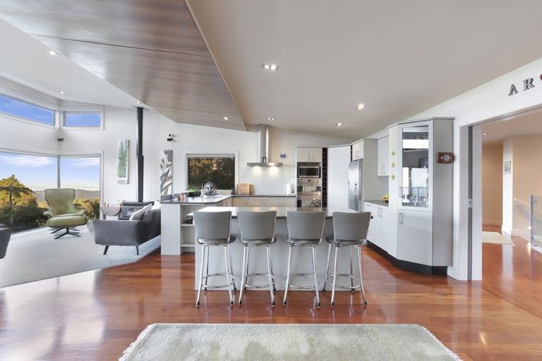 Photo of property in 535 Scenic Drive, Waiatarua, Auckland, 0612