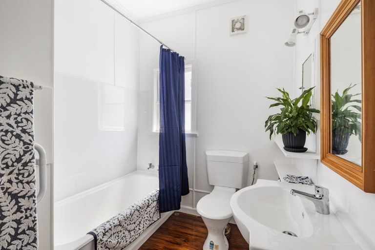 Photo of property in 87 Northland Road, Northland, Wellington, 6012