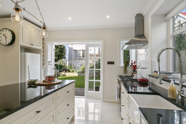 Photo of property in 323 The Terrace, Te Aro, Wellington, 6011