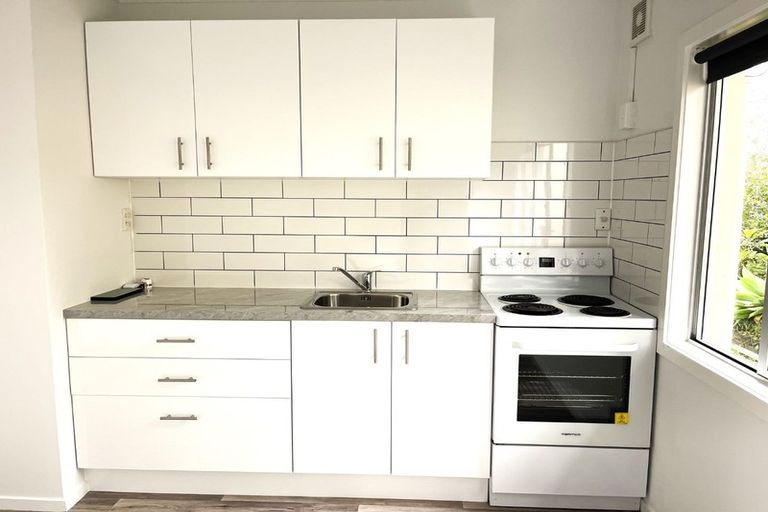 Photo of property in 2/29 Arlette Place, Massey, Auckland, 0614