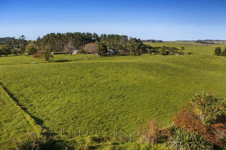 Photo of property in 2640 South Head Road, South Head, Helensville, 0874