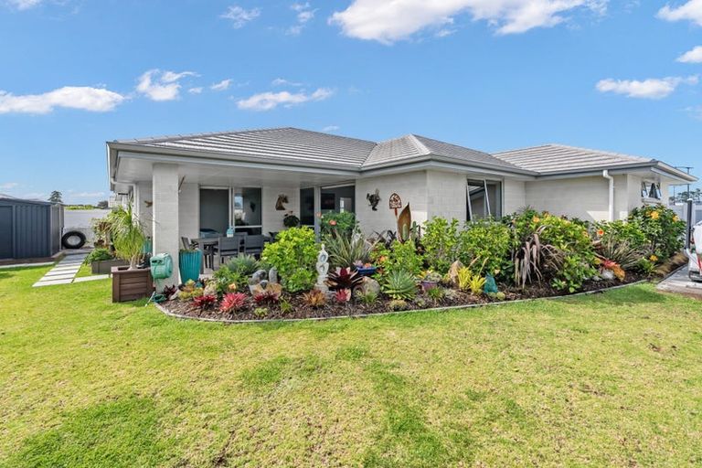 Photo of property in 104 Kaurinui Crescent, One Tree Point, 0118