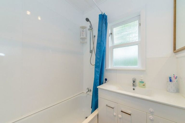 Photo of property in 8 Galway Avenue, Hokowhitu, Palmerston North, 4410