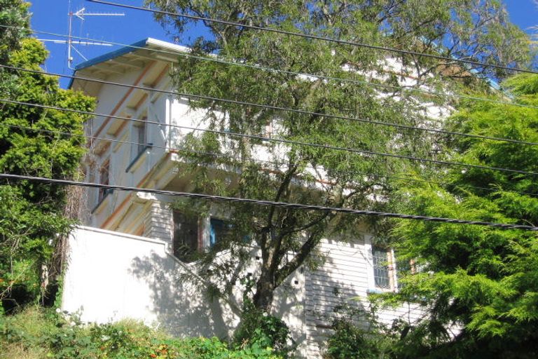 Photo of property in 84 Kelburn Parade, Kelburn, Wellington, 6012