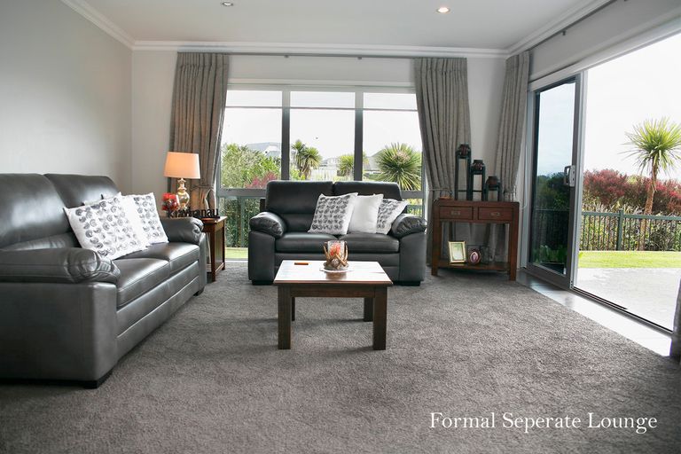 Photo of property in 12 Portofino Point, Karaka, Papakura, 2113