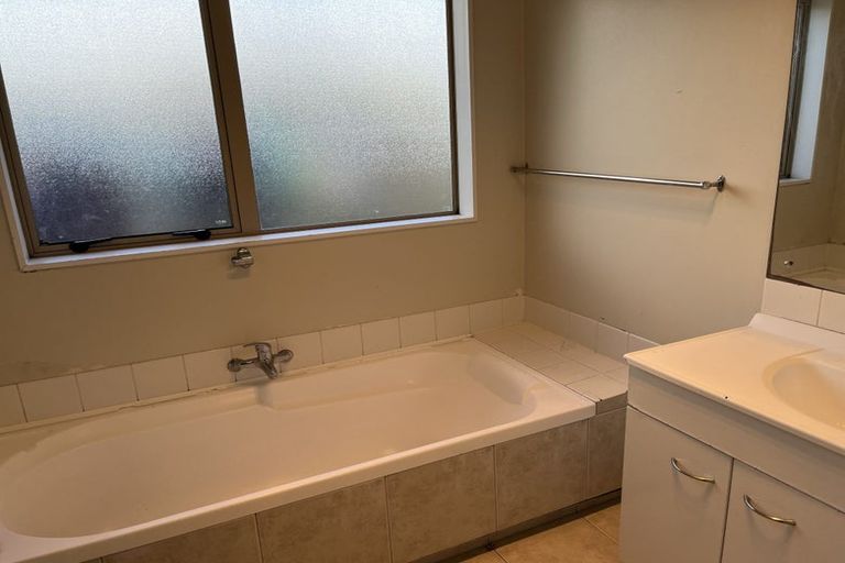 Photo of property in 25 Elder Place, Massey, Auckland, 0614