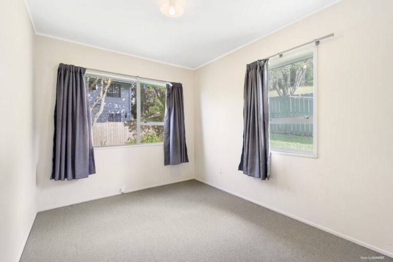 Photo of property in 2/10 Glenvale Place, Totara Vale, Auckland, 0629