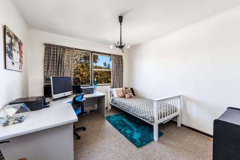 Photo of property in 72 La Rosa Street, Green Bay, Auckland, 0604