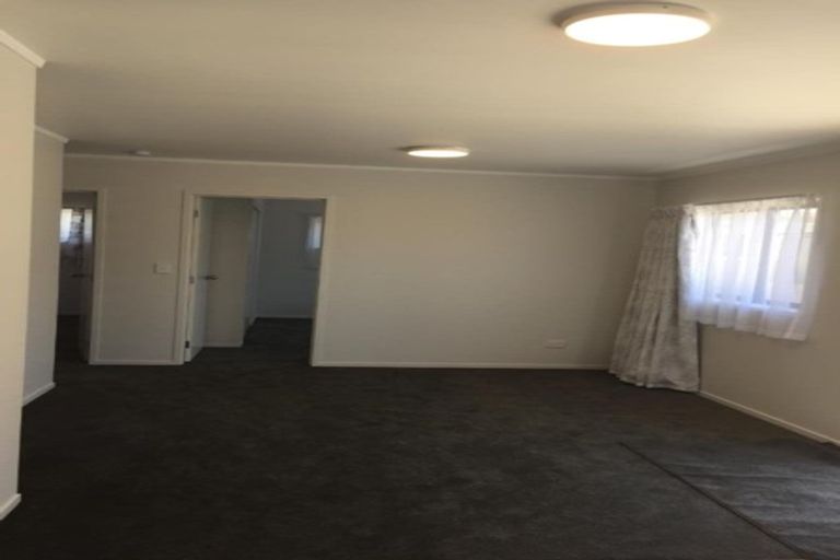 Photo of property in 68 Hobsonville Road, West Harbour, Auckland, 0618
