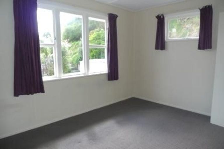 Photo of property in 15 Catherine Crescent, Paparangi, Wellington, 6037