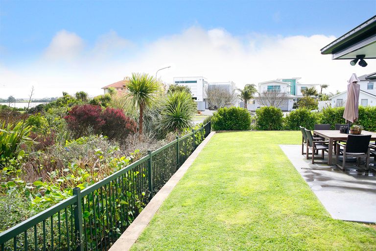 Photo of property in 12 Portofino Point, Karaka, Papakura, 2113