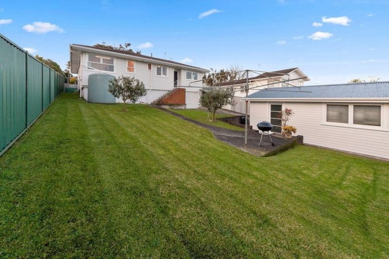 Photo of property in 100 Lantana Road, Green Bay, Auckland, 0604