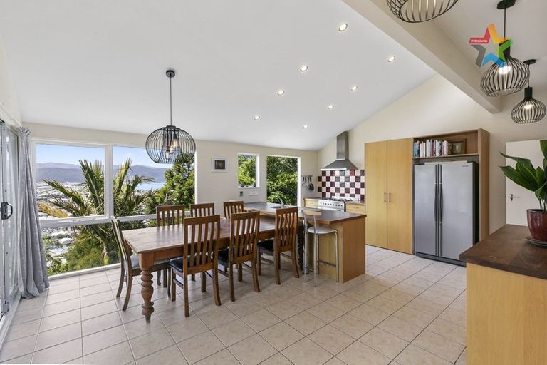 Photo of property in 27 Rakeiora Grove, Korokoro, Lower Hutt, 5012