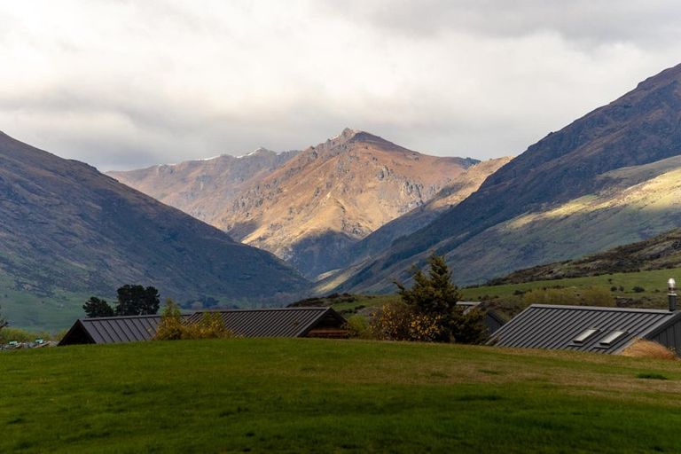 Photo of property in 24 Cunninghams Drive, Jacks Point, Queenstown, 9371