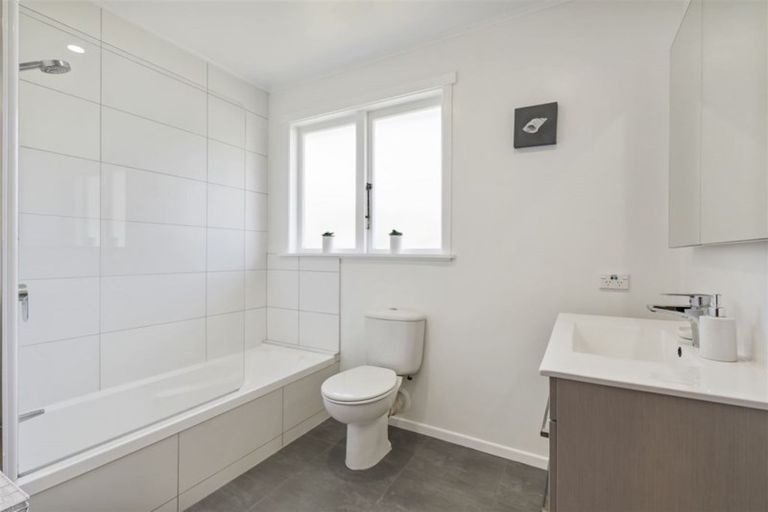 Photo of property in 2/24 Selwyn Crescent, Forrest Hill, Auckland, 0620