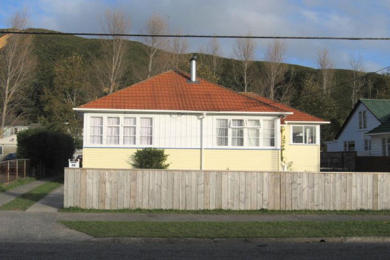 Photo of property in 64 Strand Crescent, Naenae, Lower Hutt, 5011