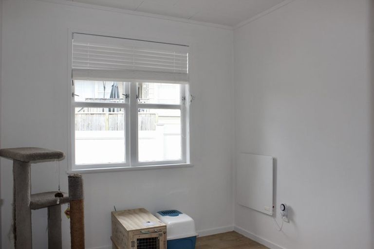 Photo of property in 56 Taipari Road, Te Atatu Peninsula, Auckland, 0610