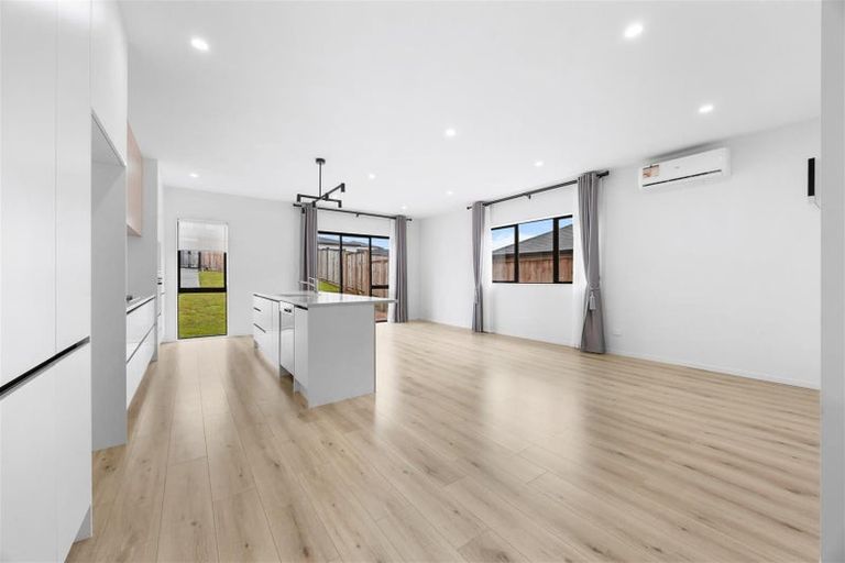 Photo of property in 57 Drumbuoy Drive, Flat Bush, Auckland, 2019