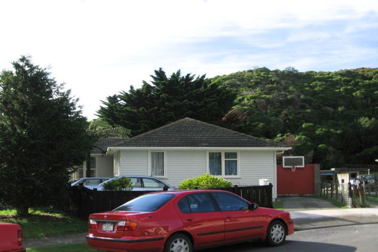 Photo of property in 5 Carnavon Place, Cannons Creek, Porirua, 5024