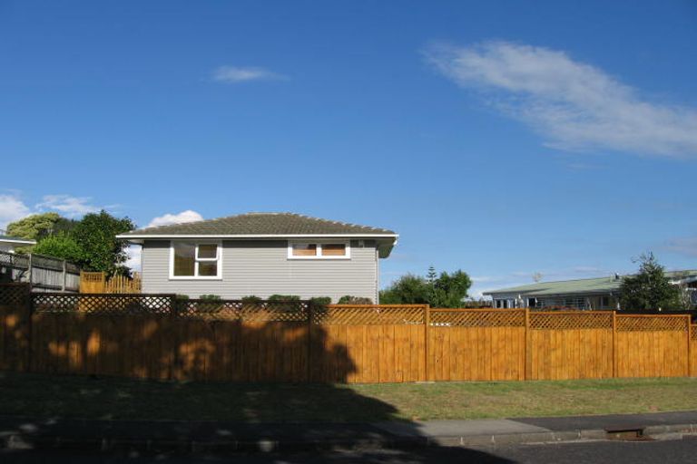 Photo of property in 16 Lantana Road, Green Bay, Auckland, 0604