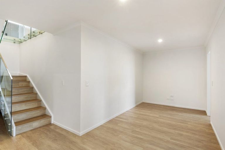 Photo of property in 20 Grumman Lane, Newlands, Wellington, 6037