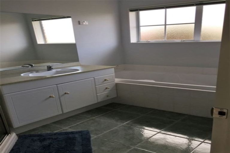 Photo of property in 30 Suncrest Drive, West Harbour, Auckland, 0618