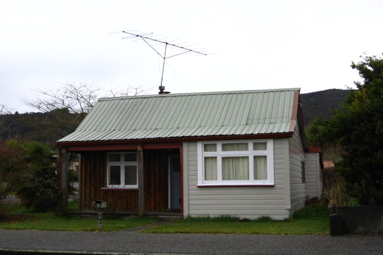Photo of property in 5 Sinnamon Street, Reefton, 7830