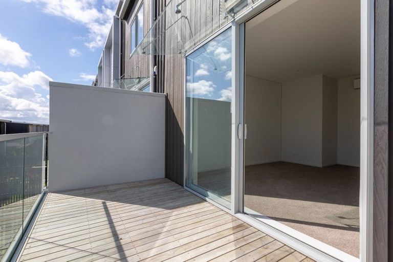 Photo of property in 5 Wharetana Crescent, New Lynn, Auckland, 0600