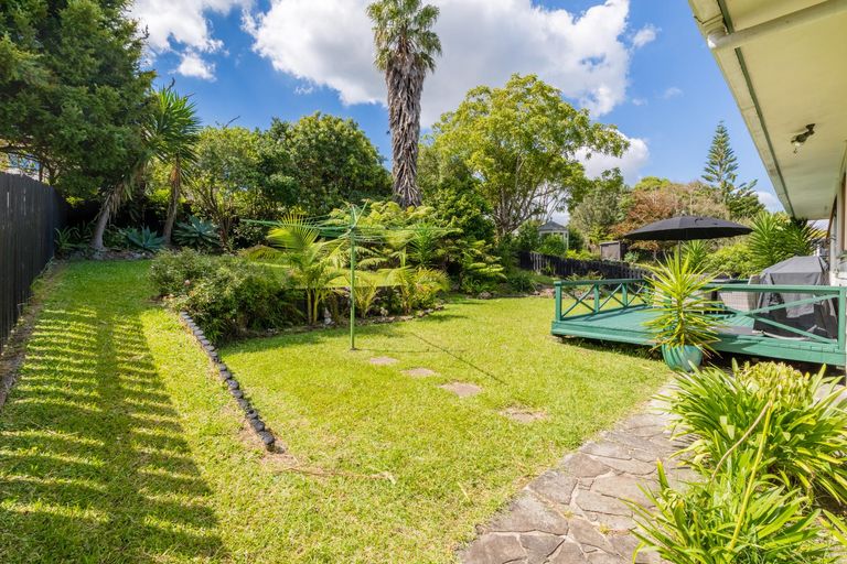Photo of property in 16 Pankhurst Place, Sunnyvale, Auckland, 0612