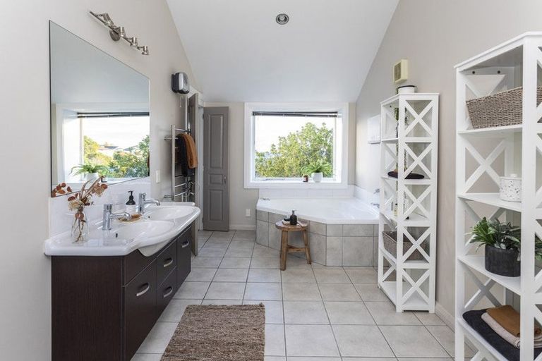 Photo of property in 97 Hackthorne Road, Cashmere, Christchurch, 8022