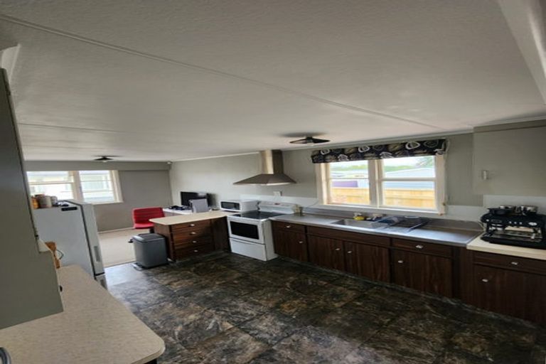 Photo of property in 4 Woburn Place, Takaro, Palmerston North, 4412