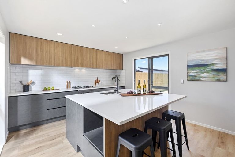 Photo of property in 33 Lumbarda Drive, Kumeu, 0810