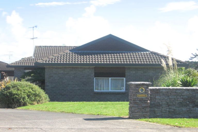 Photo of property in 16 Lochend Place, Highland Park, Auckland, 2010
