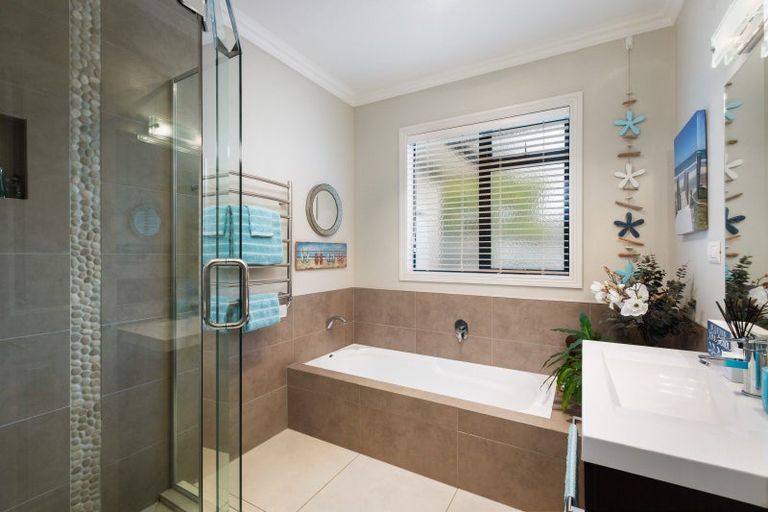 Photo of property in 22 Haden Place, Omokoroa, 3114